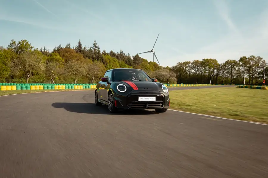 Mini Cooper noire en action sur un circuit automobile — Lucas Gouritin