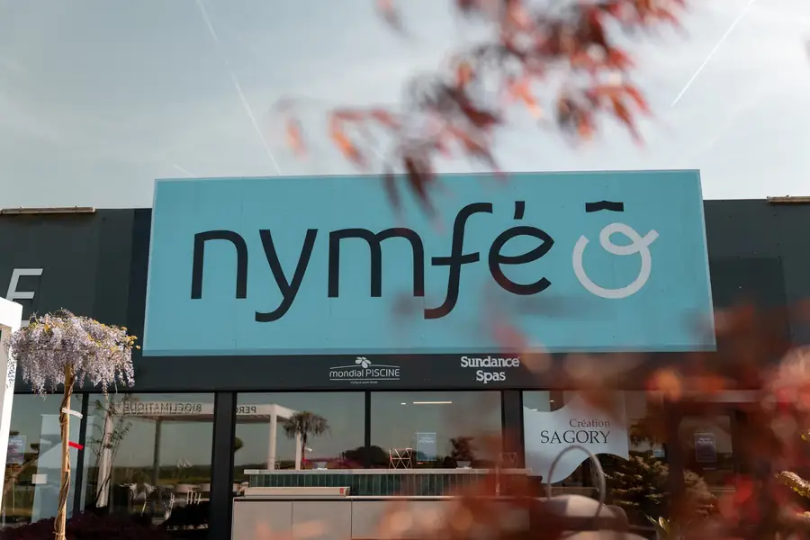 Façade moderne d'un magasin Nymféo spécialisé en piscines et spas — Lucas Gouritin