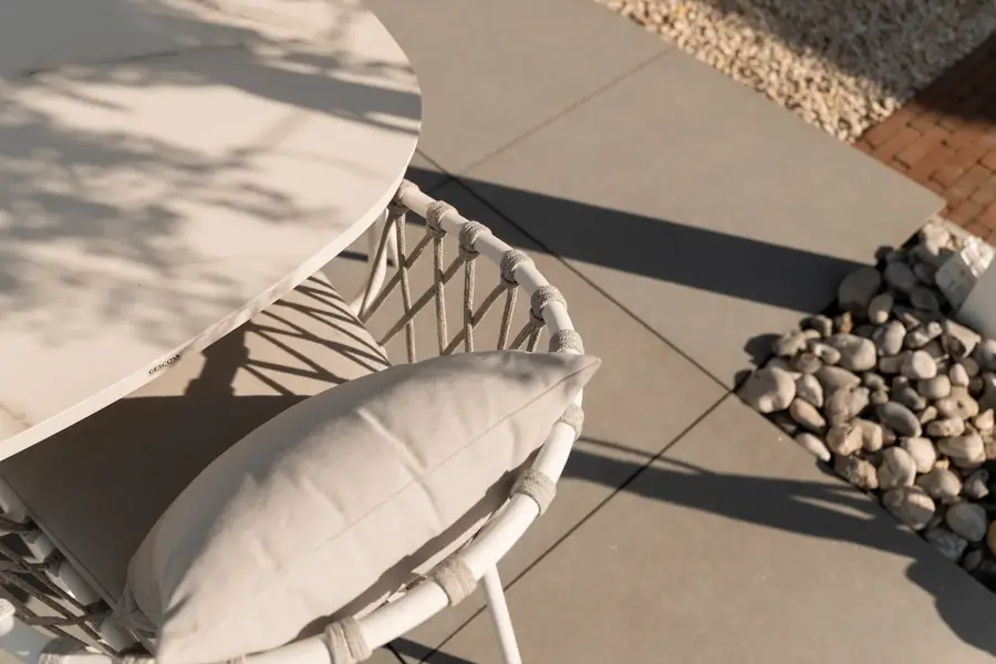Mobilier de terrasse clair et moderne pour location saisonnière — Lucas Gouritin