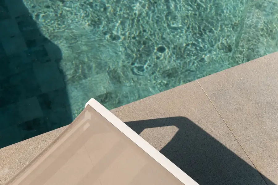 Détail d'un transat au bord d'une piscine pour un hôtel en Bretagne — Lucas Gouritin