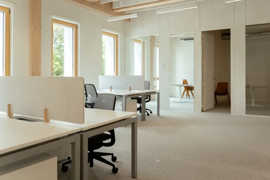 Bureaux lumineux et modernes, ambiance de travail épurée pour entreprise en Bretagne — Lucas Gouritin