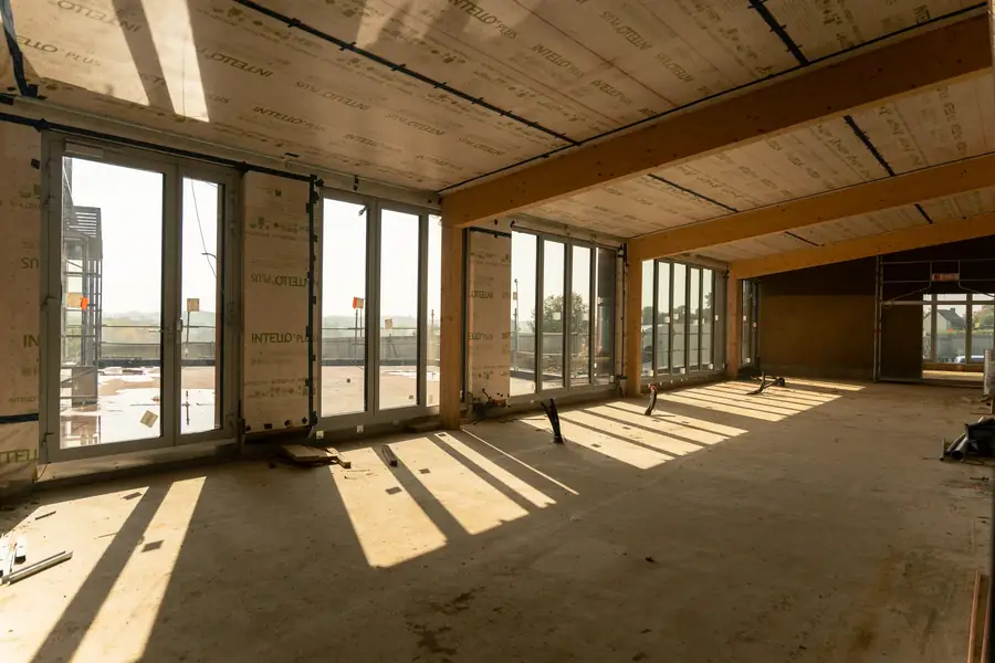 Intérieur de bureau moderne en construction avec grandes baies vitrées — Lucas Gouritin