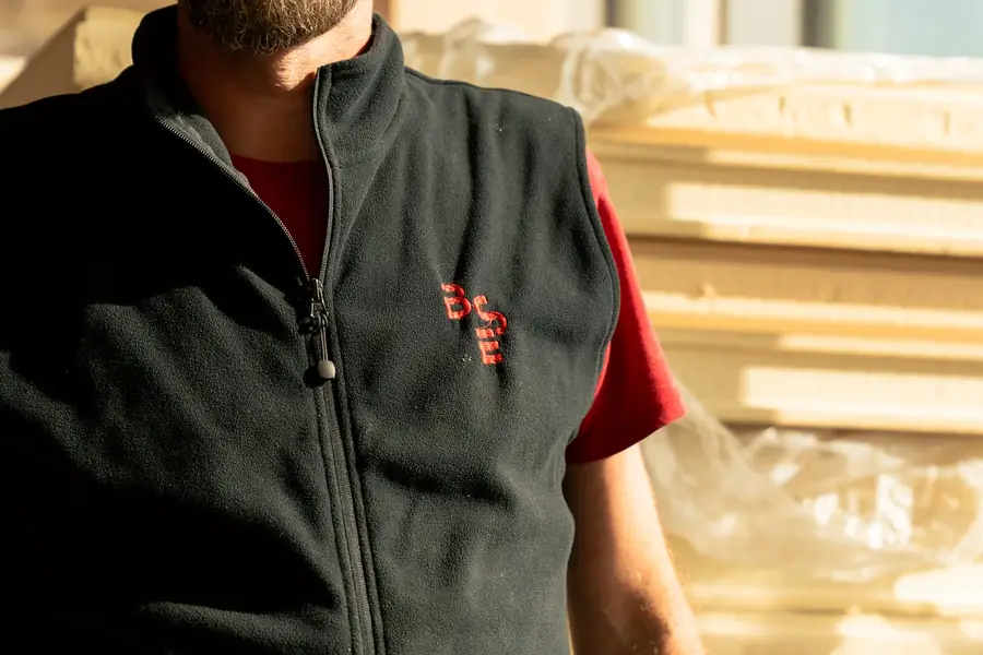Veste polaire d'employé avec logo d'entreprise devant des isolants en stock — Lucas Gouritin