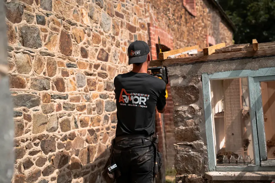 Artisan Couverture Armor travaillant sur la façade d'un bâtiment en pierre — Lucas Gouritin