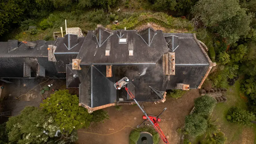 Toiture d'un château en cours de rénovation vue de haut — Lucas Gouritin
