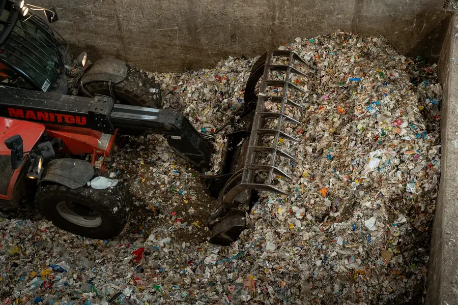 Machine Manitou déplaçant des déchets recyclables dans une usine — Lucas Gouritin