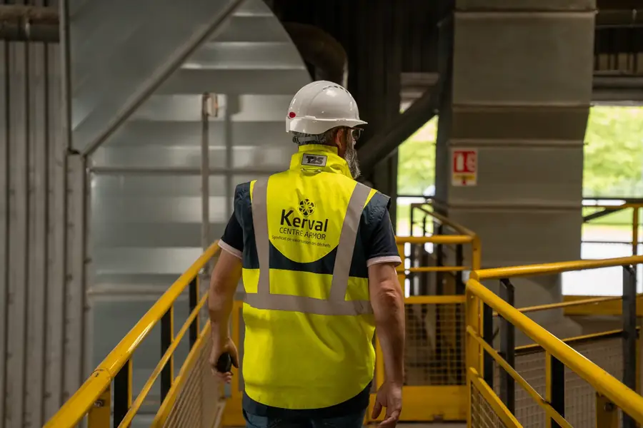 Employé Kerval en gilet de sécurité et casque visitant un site industriel — Lucas Gouritin