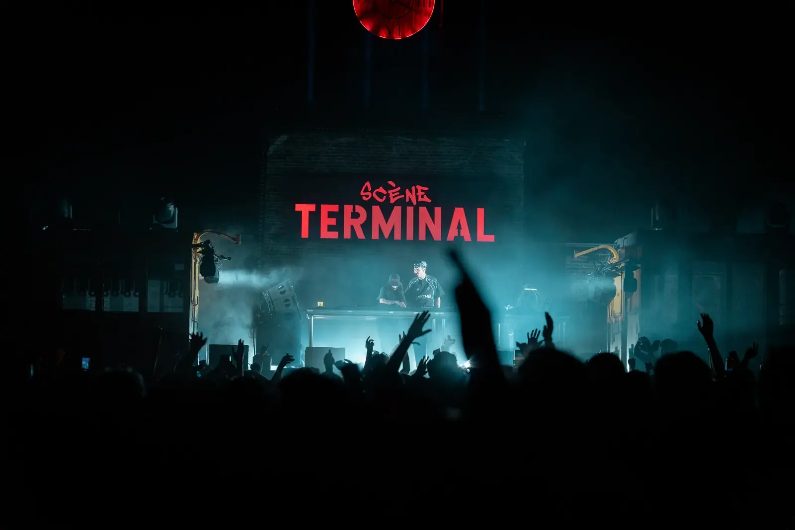 Public en liesse devant un DJ en pleine nuit de concert — Lucas Gouritin