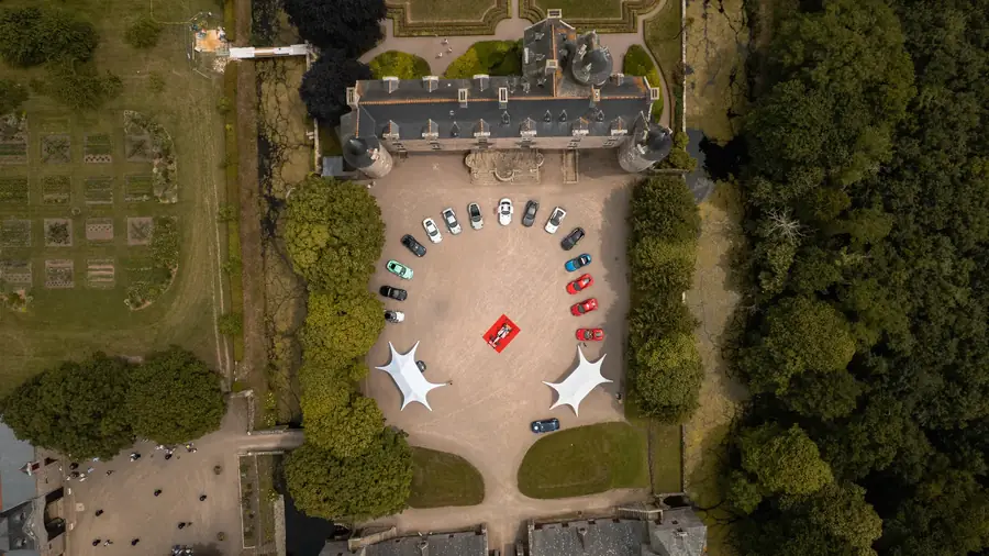 Vue aérienne du château de Suscinio avec voitures exposées et tentes — Lucas Gouritin