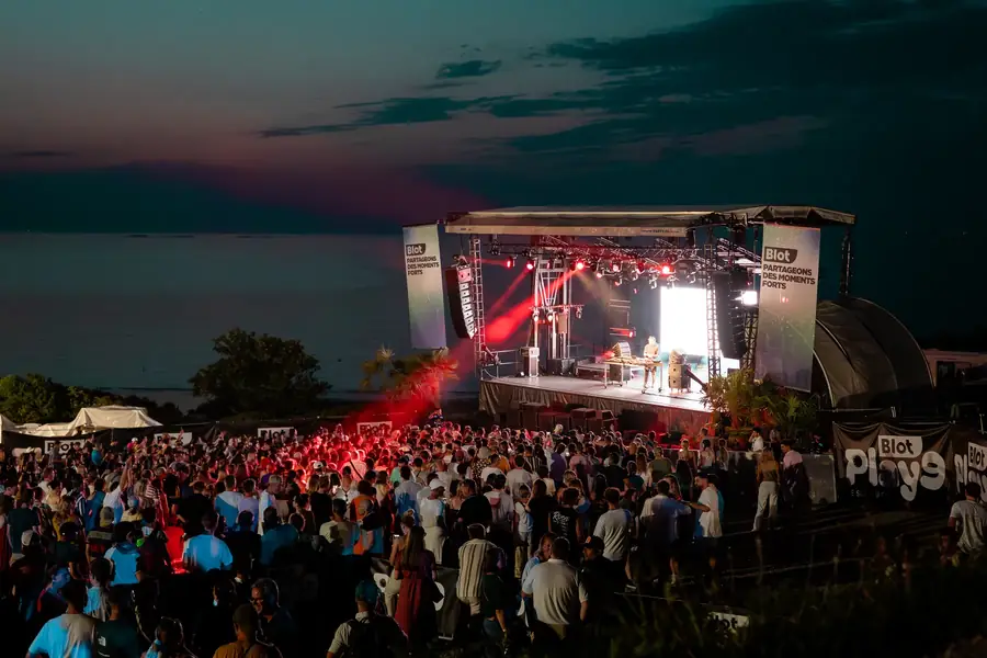 Concert extérieur animé avec scène lumineuse et foule en soirée — Lucas Gouritin