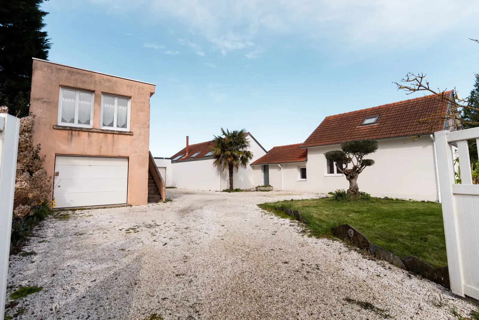 Maison individuelle avec grand jardin et garage, vue d'entrée — Lucas Gouritin
