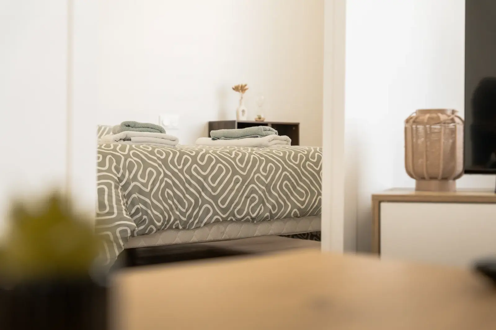 Chambre moderne et lit avec linge frais pour agence immobilière — Lucas Gouritin
