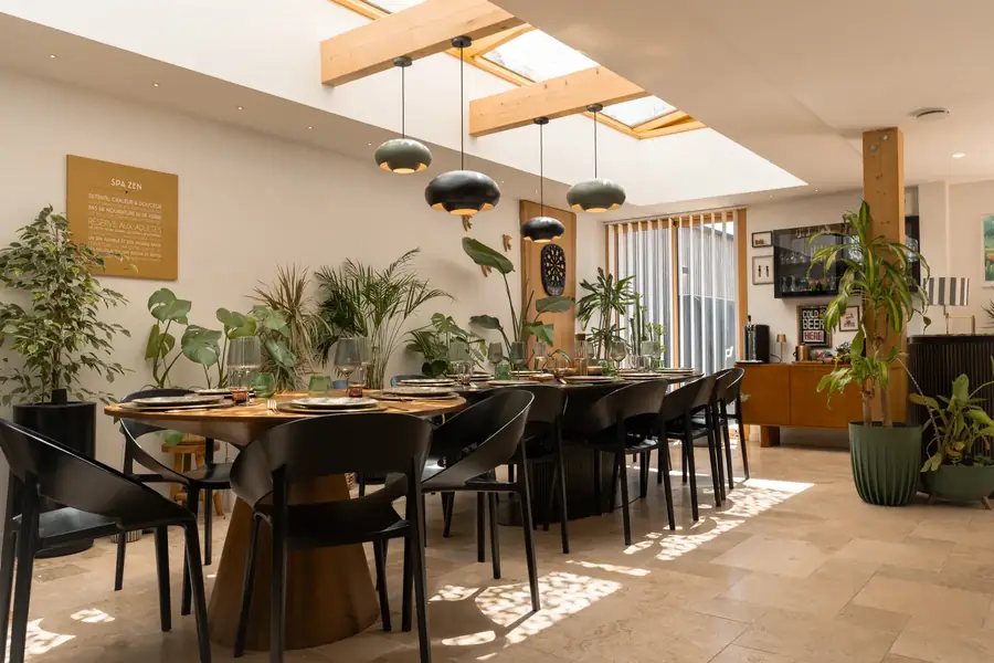 Salle à manger moderne baignée de lumière pour une agence immobilière — Lucas Gouritin