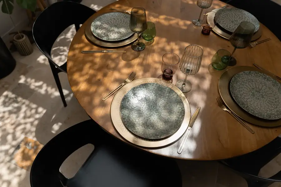 Table à manger dressée ambiance bohème pour bien immobilier — Lucas Gouritin