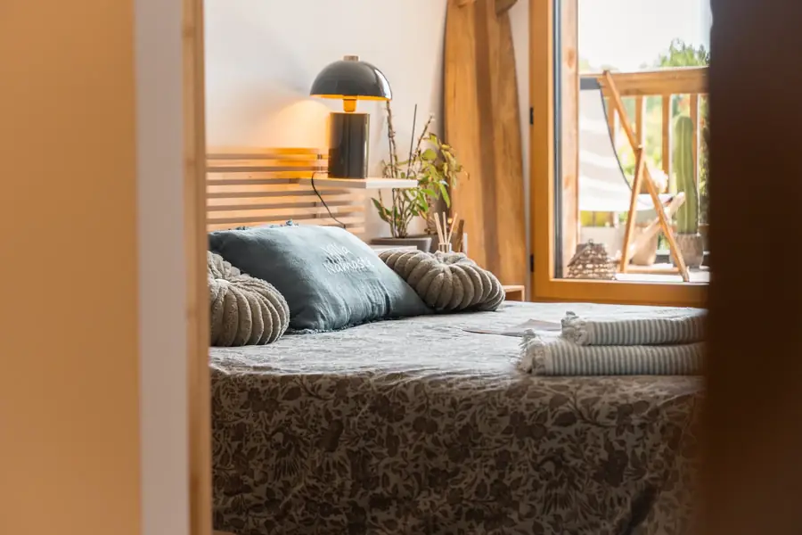 Chambre cosy et lumineuse avec balcon photographiée pour agence immobilière — Lucas Gouritin