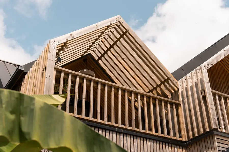 Balcon en bois et façade moderne sous le soleil breton — Lucas Gouritin