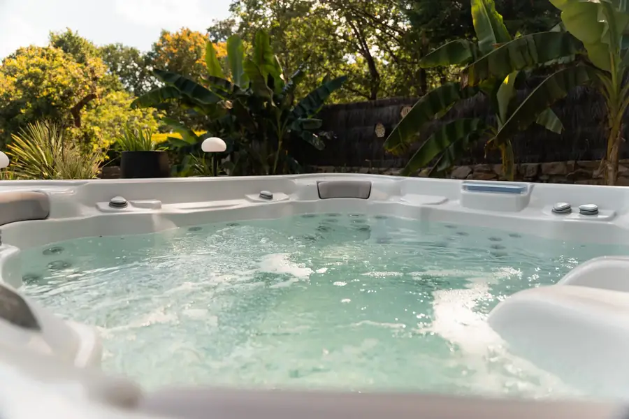 Jacuzzi bouillonnant extérieur dans un gîte tropical luxueux — Lucas Gouritin