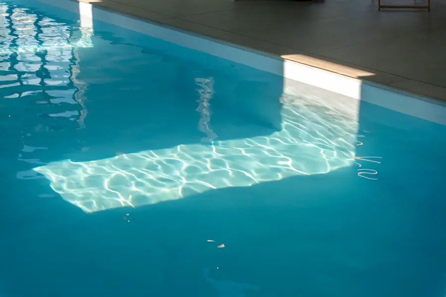 Piscine intérieure lumineuse d'un gîte ou hôtel en Bretagne — Lucas Gouritin