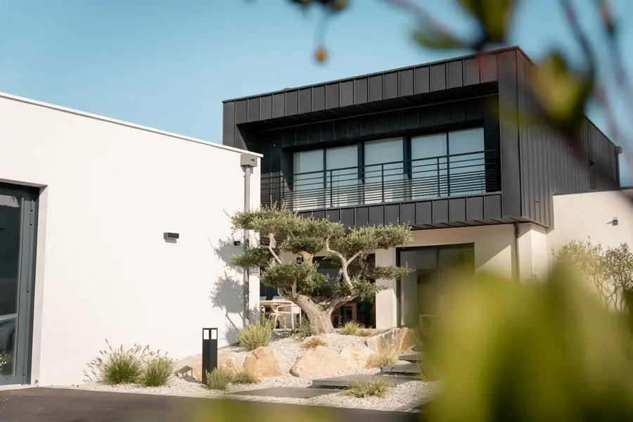 Façade contemporaine de maison immobilière avec jardin méditerranéen — Lucas Gouritin
