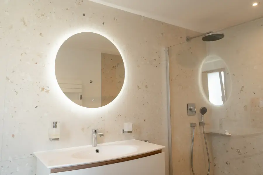 Salle de bain moderne avec miroir rétroéclairé et douche italienne — Lucas Gouritin
