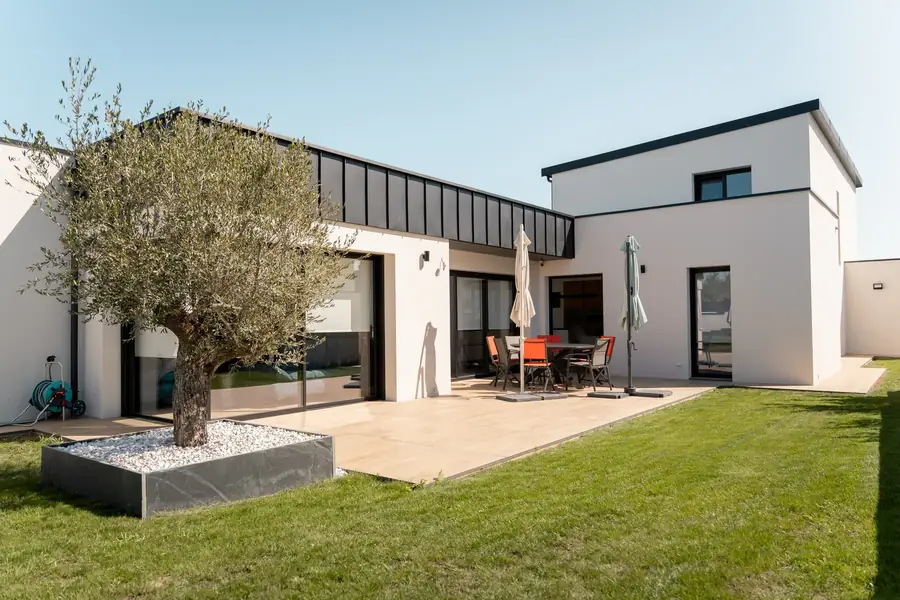 Maison contemporaine avec jardin et terrasse ensoleillée à Auray, Morbihan — Lucas Gouritin