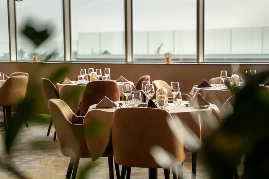 Salle de restaurant d'hôtel élégante et lumineuse pour une ambiance raffinée — Lucas Gouritin