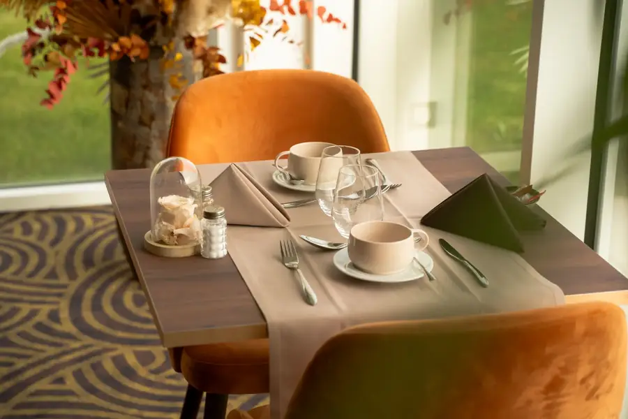 Table dressée élégante et lumineuse pour un petit-déjeuner en hôtellerie — Lucas Gouritin