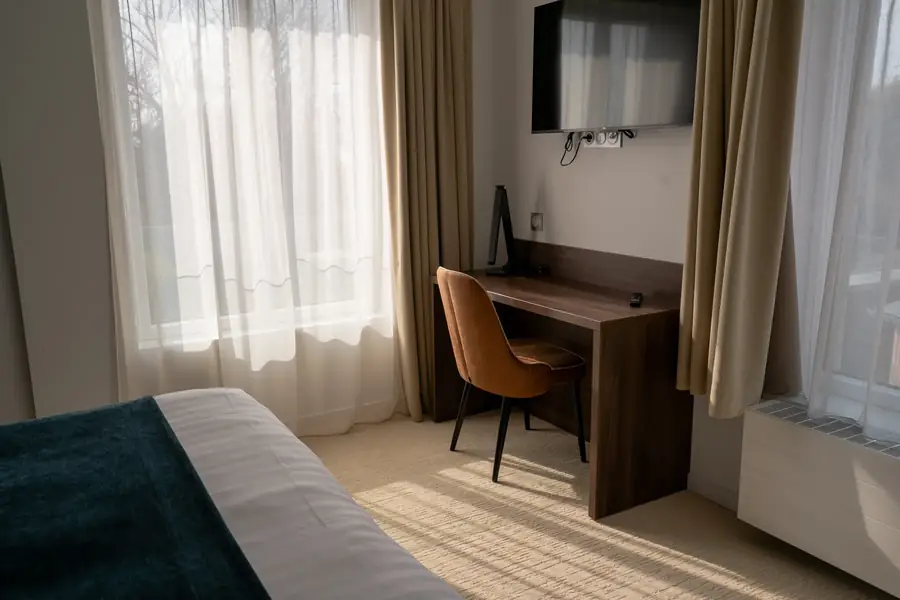 Bureau et lit dans une chambre d'hôtel lumineuse en Bretagne — Lucas Gouritin