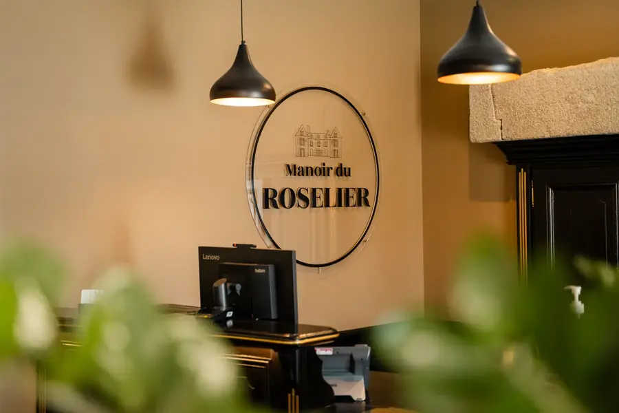 Réception d'hôtel ou gîte avec enseigne lumineuse "Manoir du Roselier" — Lucas Gouritin