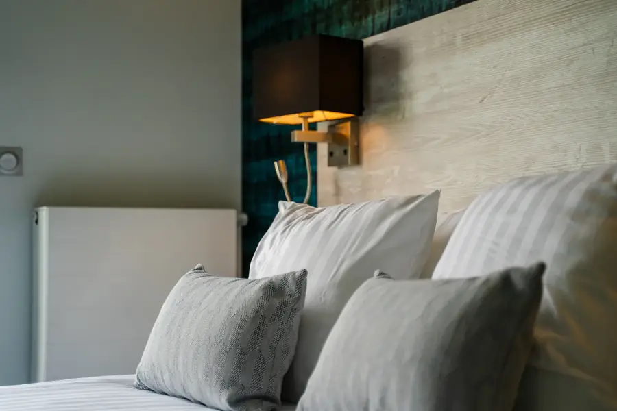 Lits et coussins moelleux d'une chambre d'hôtel confortable à Auray — Lucas Gouritin