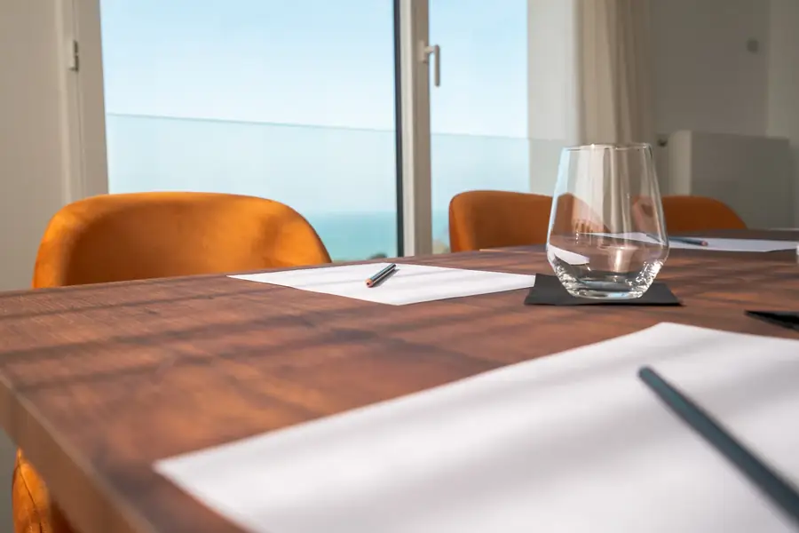 Table de salle à manger lumineuse avec vue sur mer en Bretagne — Lucas Gouritin